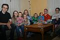 Der elfköpfigen Familie Mayle aus Hellmitzheim (mit Mutter Claudia in der Mitte) wurde die Wohnung gekündigt. Ihr droht die Zwangsräumung. Vater Jim und einer der Söhne waren zum Fototermin arbeiten.