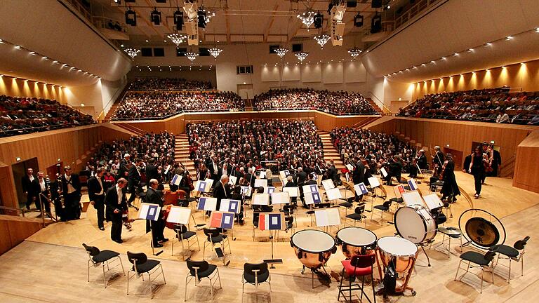 Ein Programm rund um die vertonten Märchen der Romantik stellt Dirigent Gerd Schaller im Rahmen des Ebracher Musiksommers mit einem renommierten Orchester, in dem Fall dem Tschechischen Symphonieorchester in der Bamberger Konzerthalle vor.