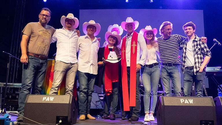 Unter dem Motto 'Sing &amp; Dance' gestaltet die Wortgottesdienstleiterin Manuela Strohofer zusammen mit dem evangelischen Liedermacher und Pfarrer, Johannes Matthias Roth, und seiner Band einen Mitsing-Gottesdienst.