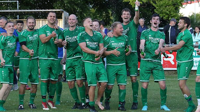 Die haben es schon geschafft: Die FG Marktbreit-Martinsheim II feiert nach dem Sieg im Relegationsspiel gegen den SC Mainsondheim den Aufstieg in die Kreisklasse. Die haben es schon geschafft: Die FG Marktbreit-Martinsheim II feiert nach dem Sieg im Relegationsspiel gegen den SC Mainsondheim den Aufstieg in die Kreisklasse.