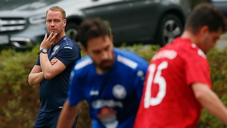 Gerald Spahmann, Trainer beim ETSV Würzburg, schaut sich ein Spiel seiner Mannschaft an. Die Würzburger führen die Tabelle in der Fußball-Kreisliga 1 an.