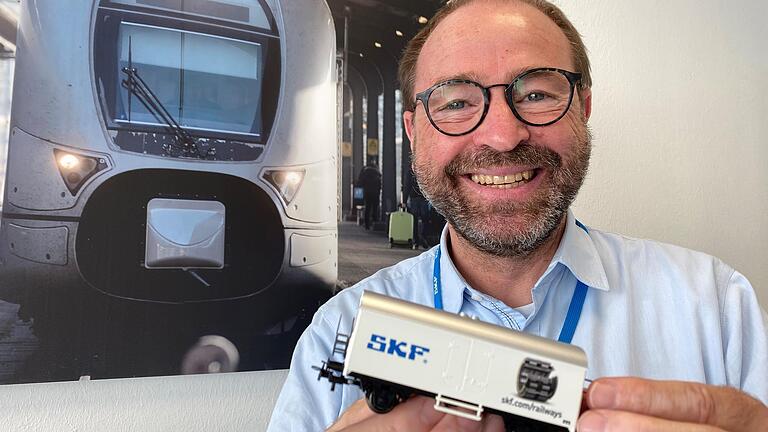 Präsentiert stolz den Kühlwagen im SKF-Design: Stefan Gladeck, EMEA Railway Manager bei SKF in Schweinfurt. Präsentiert stolz den Kühlwagen im SKF-Design: Stefan Gladeck, EMEA Railway Manager bei SKF in Schweinfurt.