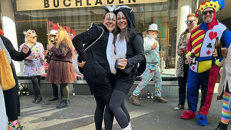 Marina aus Würzburg und Rachel aus Kanada haben sich als Stinktiere beim Faschingszug verkleidet. Marina aus Würzburg und Rachel aus Kanada haben sich als Stinktiere beim Faschingszug verkleidet.