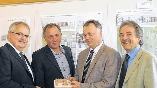 So sehen Sieger aus: Die Würzburger Architekten Matthias (links) und Michael Hetterich (rechts) präsentieren mit dem Jury-Vorsitzenden xxxx xxxxx und Studentenwerks-Geschäftsführer Michael Ullrich ihren Siegerentwurf für eine neues Studentenwohnheim im Hubland Nord.