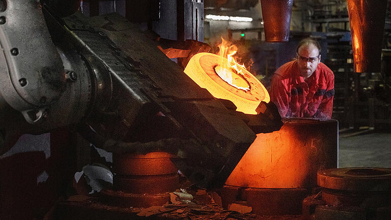 Ein Mitarbeiter der Schmiede am Schaeffler-Standort Schweinfurt überwacht die Arbeit von Kollege Roboter. Dabei wird der Mensch von einem innovativen Sicherheitskonzept geschützt, das einen Sicherheitspreis der Berufsgenossenschaft Holz und Metall erhielt. Ein Mitarbeiter der Schmiede am Schaeffler-Standort Schweinfurt überwacht die Arbeit von Kollege Roboter. Dabei wird der Mensch von einem innovativen Sicherheitskonzept geschützt, das einen Sicherheitspreis der Berufsgenossenschaft Holz und Metall erhielt.