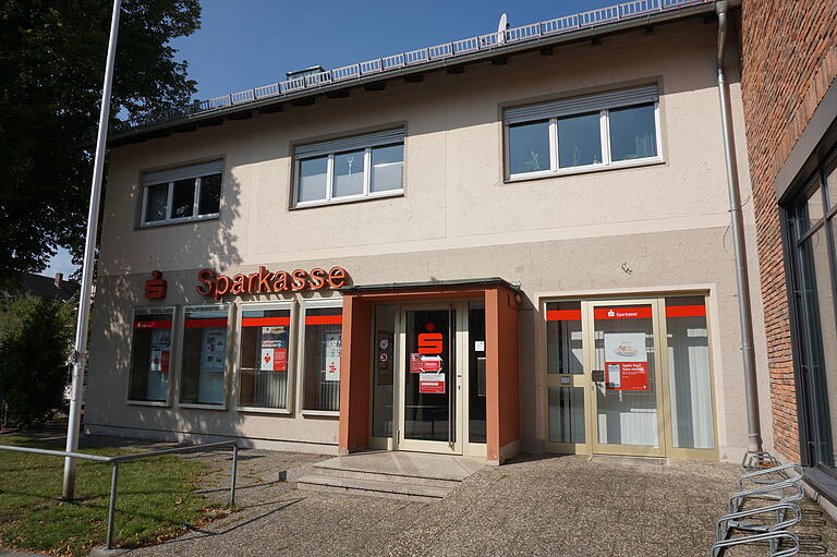 Die Sparkassenfiliale in Oberelsbach wird Ende Oktober geschlossen. Die Sparkassenfiliale in Oberelsbach wird Ende Oktober geschlossen.