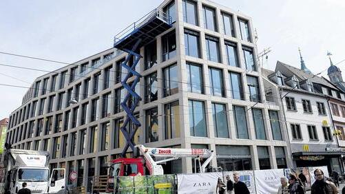 Geschäftshaus Hof Emeringen eröffnet mit Görtz und Zara - (how) Nächste Woche hat Würzburg nicht nur einen neuen Oberbürgermeister, sondern auch ein neues stadtbildprägendes Bauwerk am Eingang zur künftigen Fußgängerzone Eichhornstraße. Das Geschäftshaus „Hof Emeringen“ der Unternehmerfamilie Freier im Geviert oberer Markt/Eichhorn-/Martin-/Otto-Wels-Straße ist nach dreizehnmonatiger Bauzeit nahezu fertig, die ersten Mieter ziehen ein: Den Auftakt macht der Hamburger Schuh-Anbieter Görtz, der am Donnerstag, 3. April, um 10 Uhr auf zwei Etagen seine 161. Filiale eröffnet – mit 50 Mitarbeitern und zahlreichen Marken im Angebot. Exakt eine Woche später, am 10. April um 10 Uhr, haben modebewusste Würzburger und Umlandbewohner ein weiteres neues Einkaufsangebot: Die spanische Textilkette „Zara“ bietet auf 1800 Quadratmetern Verkaufsfläche im Erd- und ersten Obergeschoss von „Hof Emeringen“ Damen- Herren- und Kinderbekleidung. Es ist die die 74. Zara-Filiale in Deutschland. In den nächsten Tagen beziehen auch die Mieter der Büros, Praxen und Kanzleien in dem fünfgeschossigen Neubau sowie im wieder aufgebauten historischen Gebäudeteil „Hof Emeringen“ ihre Räume. Bereits am nächsten Mittwochnachmittag dürfen Stadtbesucher ein Stück der neuen Fußgängerzone Eichhornstraße betreten. Dann soll der Bauzaun abgeräumt und der erste Teilabschnitt zwischen Schönborn- und Martinstraße frei begehbar sein – ohne Schacht zur Marktgarage. Die neue Zufahrt, die von der Martinstraße aus teilweise durch das neue Geschäftshaus führt, ist bereits seit November in Betrieb. Vor dem Geschäftshaus stand eine Filiale der HypoVereinsbank auf dem rund 1800 Quadratmeter großen Areal. Geschäftshaus Hof Emeringen eröffnet mit Görtz und Zara - (how) Nächste Woche hat Würzburg nicht nur einen neuen Oberbürgermeister, sondern auch ein neues stadtbildprägendes Bauwerk am Eingang zur künftigen Fußgängerzone Eichhornstraße. Das Geschäftshaus „Hof Emeringen“ der Unternehmerfamilie Freier im Geviert oberer Markt/Eichhorn-/Martin-/Otto-Wels-Straße ist nach dreizehnmonatiger Bauzeit nahezu fertig, die ersten Mieter ziehen ein: Den Auftakt macht der Hamburger Schuh-Anbieter Görtz, der am Donnerstag, 3. April, um 10 Uhr auf zwei Etagen seine 161. Filiale eröffnet – mit 50 Mitarbeitern und zahlreichen Marken im Angebot. Exakt eine Woche später, am 10. April um 10 Uhr, haben modebewusste Würzburger und Umlandbewohner ein weiteres neues Einkaufsangebot: Die spanische Textilkette „Zara“ bietet auf 1800 Quadratmetern Verkaufsfläche im Erd- und ersten Obergeschoss von „Hof Emeringen“ Damen- Herren- und Kinderbekleidung. Es ist die die 74. Zara-Filiale in Deutschland. In den nächsten Tagen beziehen auch die Mieter der Büros, Praxen und Kanzleien in dem fünfgeschossigen Neubau sowie im wieder aufgebauten historischen Gebäudeteil „Hof Emeringen“ ihre Räume. Bereits am nächsten Mittwochnachmittag dürfen Stadtbesucher ein Stück der neuen Fußgängerzone Eichhornstraße betreten. Dann soll der Bauzaun abgeräumt und der erste Teilabschnitt zwischen Schönborn- und Martinstraße frei begehbar sein – ohne Schacht zur Marktgarage. Die neue Zufahrt, die von der Martinstraße aus teilweise durch das neue Geschäftshaus führt, ist bereits seit November in Betrieb. Vor dem Geschäftshaus stand eine Filiale der HypoVereinsbank auf dem rund 1800 Quadratmeter großen Areal.