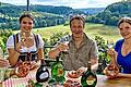 Neuauflage des Prospekts &bdquo;Taubertal &ndash; Kulinarisch erleben&ldquo;       -  (ret)   Der Tourismusverband &bdquo;Liebliches Taubertal&ldquo; hat einen neuen Prospekt zum Thema &bdquo;Taubertal &ndash; Kulinarisch erleben&ldquo; herausgegeben, in dem die Spezialitäten der Region präsentiert werden. Zwischen Rothenburg ob der Tauber und Freudenberg am Main können in zahlreichen Hotels und Gasthäusern regionale Gerichte und Getränke genossen werden. Eine Spezialität ist beispielsweise der Grünkern. Er ist den Erzählungen nach vor rund 300 Jahren aus der Not heraus geboren worden. In der damaligen Hungersnot darrten die Menschen die noch grünen Dinkelkörner. Der Grünkern war entdeckt. &bdquo;Heute wird Grünkern auch als das ,Powerkorn? aus dem Taubertal bezeichnet&ldquo;, erklärt Geschäftsführer Jochen Müssig vom Tourismusverband &bdquo;Liebliches Taubertal&ldquo;. Inzwischen gibt es eine ganze Palette von Grünkernrezepten, die in der neuen Broschüre nachgelesen werden können. Grünkernküchlein, Grünkernbrotaufstrich oder Grünkernfesttagssuppe können ganz leicht selbst zubereitet werden. Auch das Rezept für einen leckeren Grünkernkirschkuchen ist im Flyer enthalten. Außerdem werden in der Broschüre weitere süße Verführungen wie Schneeballen, aber auch deftige Speisen wie zum Beispiel Taubertäler Forelle und Wild, vorgestellt. Außer auf die typischen Speisen wird auch auf Getränke wie regionale Biere, Weine, Edelobstbrände und Säfte eingegangen. Die Broschüre enthält auch eine Übersicht über alle gastronomischen Betriebe und Weinfeste, die mit dem Siegel &bdquo;Taubertal &ndash; Kulinarisch erleben&ldquo; ausgezeichnet sind. Diese Köche und Gastronomen bürgen dafür, dass die angebotenen Speisen und Getränke auch aus der Region stammen. Die Broschüre gibt es kostenfrei beim Tourismusverband &bdquo;Liebliches Taubertal&ldquo;, Gartenstraße 1, 97941 Tauberbischofsheim,  (0 93 41) 82-58 06, Fax: (0 93 41) 82-57 00, E-Mail: touristik@liebliches-taubertal.de, Internet: www.liebliches-taubertal.de.