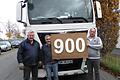 Das 900er-Schild präsentieren neben Elmar Karl (Mitte) die beiden Fahrer von Caritas Satu Mare, Csaba Mozer (links) und Robert Magosi.