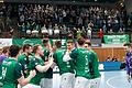 Die Handballer der DJK Rimpar Wölfe feiern mit ihren Fans den zweiten Derbysieg über den HSC 2000 Coburg in dieser Saison.