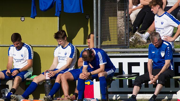 Trübe Stimmung auf der Unterpleichfelder Bank mit Trainer Thomas Redelberger (Zweiter von rechts) war nach der Niederlage beim SV Friesen. Es droht die Landesliga-Relegation. Trübe Stimmung auf der Unterpleichfelder Bank mit Trainer Thomas Redelberger (Zweiter von rechts) war nach der Niederlage beim SV Friesen. Es droht die Landesliga-Relegation.