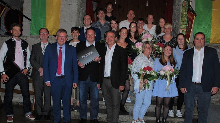 Der Verein lebt nur von den Menschen, die mitarbeiten. Mit ihnen freut sich Schirmherr MdL Volkmar Halbleib (Dritter von links). Der Verein lebt nur von den Menschen, die mitarbeiten. Mit ihnen freut sich Schirmherr MdL Volkmar Halbleib (Dritter von links).