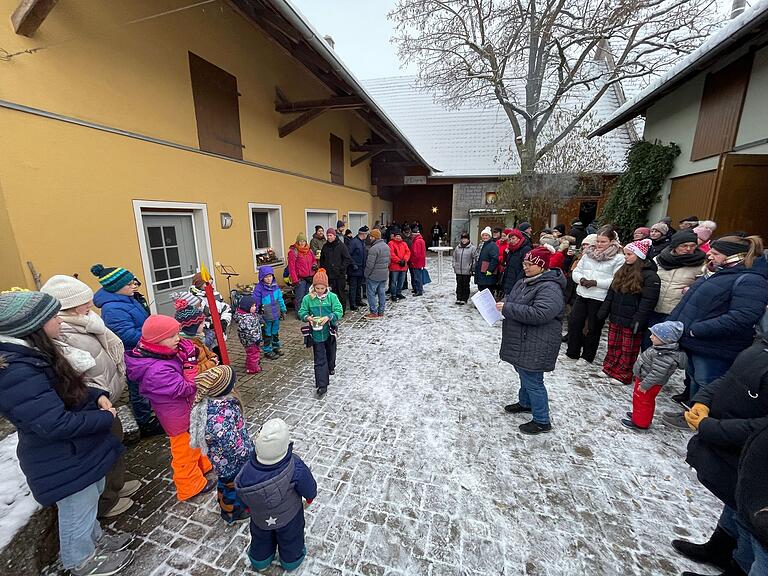 Im Hof der Familie Großmann wurde in diesem Jahr die Dorfweihnacht gefeiert. Im Hof der Familie Großmann wurde in diesem Jahr die Dorfweihnacht gefeiert.