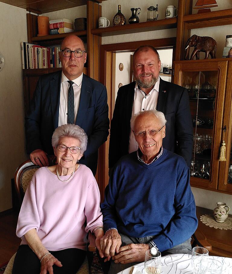 Zum Gratulieren kamen auch Landrat Thomas Eberth (rechts) und Bürgermeister Waldemar Brohm. Zum Gratulieren kamen auch Landrat Thomas Eberth (rechts) und Bürgermeister Waldemar Brohm.