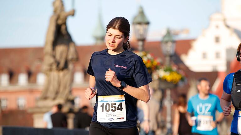 Um die 1500 Läuferinnen und Läufer nehmen am Donnerstag (13.06.24) am sogenannten WUE2RUN Firmenlauf in Würzburg teil. Bei Abendsonne und milden Temperaturen überqueren die Teilnehmer gegen 20 Uhr die Alte Mainbrücke.