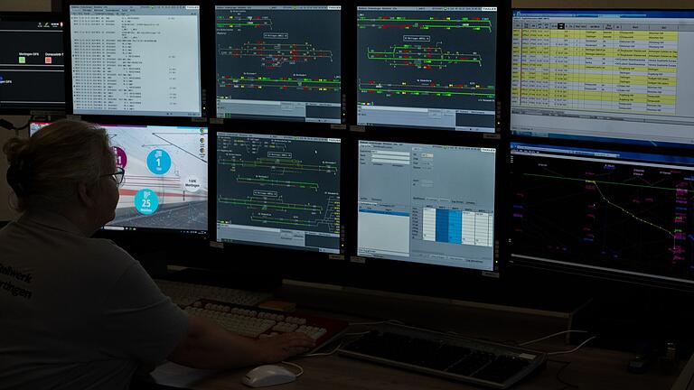 Digitales Stellwerk an einer Hochgeschwindigkeitsstrecke - Die Deutsche Bahn hat an der ICE-Strecke München-Augsburg-Nürnberg in Donauwörth das erste digitale Stellwerk an einer Hochgeschwindigkeitsstrecke in Betrieb genommen. Digitales Stellwerk an einer Hochgeschwindigkeitsstrecke - Die Deutsche Bahn hat an der ICE-Strecke München-Augsburg-Nürnberg in Donauwörth das erste digitale Stellwerk an einer Hochgeschwindigkeitsstrecke in Betrieb genommen.
