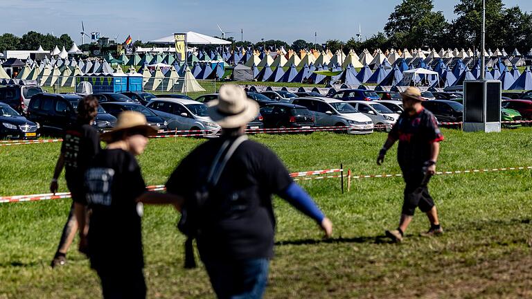 Wacken bereitet sich auf das Festival vor       -  Kein Schlamm. Dieses Jahr brauchen die Metalfans einen Sonnenschutz.