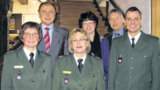 Stabwechsel: Margit Endres leitet nun als erste Frau mit der PI Gerolzhofen eine Polizeidienststelle in Unterfranken. Das Bild zeigt bei der Amtseinführung (vorne von links) Margit Endres, Unterfrankens Polizeipräsidentin Liliane Matthes, den bisherigen Dienststellenleiter Jochen Dietrich sowie (hintere Reihe) Landrat Harald Leitherer, Gerolzhofens Bürgermeisterin Irmgard Krammer und MdL Otto Hünnerkopf. Stabwechsel: Margit Endres leitet nun als erste Frau mit der PI Gerolzhofen eine Polizeidienststelle in Unterfranken. Das Bild zeigt bei der Amtseinführung (vorne von links) Margit Endres, Unterfrankens Polizeipräsidentin Liliane Matthes, den bisherigen Dienststellenleiter Jochen Dietrich sowie (hintere Reihe) Landrat Harald Leitherer, Gerolzhofens Bürgermeisterin Irmgard Krammer und MdL Otto Hünnerkopf.