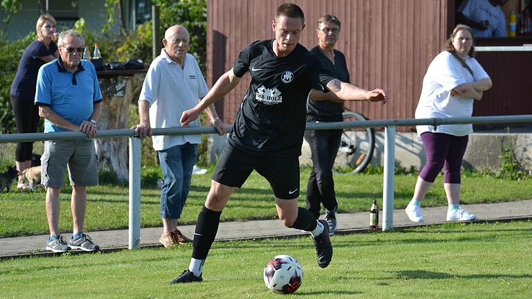 Simon Klein vom SSV Kitzingen erzielte sein erstes Saisontor in Leider. Sein Ausgleich zum 1:1 bescherte den Siedlern ein Unentschieden im Auswärtsspiel in der Bezirksliga West. Simon Klein vom SSV Kitzingen erzielte sein erstes Saisontor in Leider. Sein Ausgleich zum 1:1 bescherte den Siedlern ein Unentschieden im Auswärtsspiel in der Bezirksliga West.