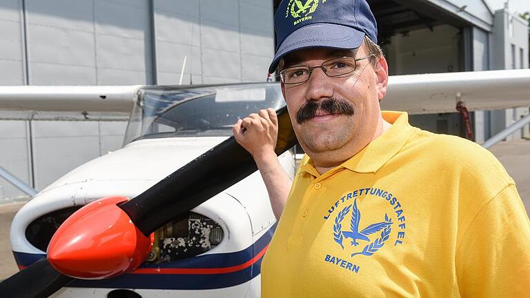 Im Einsatz: Karl Herrmann jr. beobachtet als Pilot der Luftrettungsstaffel Bayern bei anhaltender Trockenheit die Wälder. Im Einsatz: Karl Herrmann jr. beobachtet als Pilot der Luftrettungsstaffel Bayern bei anhaltender Trockenheit die Wälder.