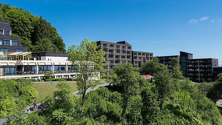 Vor und hinter der Fassade des Rhön-Park-Hotels wird es futuristisch. 30 Millionen Euro werden investiert, um das Hotel für die Zukunft gut aufzustellen. Vor und hinter der Fassade des Rhön-Park-Hotels wird es futuristisch. 30 Millionen Euro werden investiert, um das Hotel für die Zukunft gut aufzustellen.