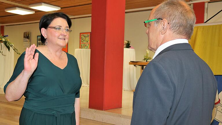 Lisa Krein aus Schwanfeld (hier bei der Vereidigung durch Kurt Eichelbrönner) ist eine von vier Bürgermeisterinnen im Landkreis Schweinfurt. Frauen tun sich auch hier schwer, entscheidende Positionen in der Kommunalpolitik einzunehmen. Lisa Krein aus Schwanfeld (hier bei der Vereidigung durch Kurt Eichelbrönner) ist eine von vier Bürgermeisterinnen im Landkreis Schweinfurt. Frauen tun sich auch hier schwer, entscheidende Positionen in der Kommunalpolitik einzunehmen.