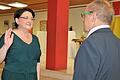 Lisa Krein aus Schwanfeld (hier bei der Vereidigung durch Kurt Eichelbrönner) ist eine von vier Bürgermeisterinnen im Landkreis Schweinfurt. Frauen tun sich auch hier schwer, entscheidende Positionen in der Kommunalpolitik einzunehmen.