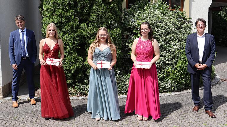 Den Schulbesten der Klasse 10b gratulierten Bürgermeister Michael Kraus (links) und Rektor Ulrich Kluge (rechts): (ab Zweite von links) Verena Grief, Lara Wilk und Lisa Bergmann. Den Schulbesten der Klasse 10b gratulierten Bürgermeister Michael Kraus (links) und Rektor Ulrich Kluge (rechts): (ab Zweite von links) Verena Grief, Lara Wilk und Lisa Bergmann.