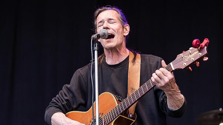 Donny Vox spielt auf der Bühne am Marktplatz. Musik auf drei Bühnen beim Stadtfest Kitzingen am Freitag 27.05.22 in der Innenstadt von Kitzingen.