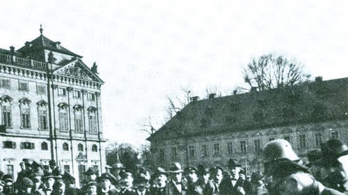 9. April 1919: Die Schlacht ist geschlagen, die Sieger versammeln sich vor der Residenz.