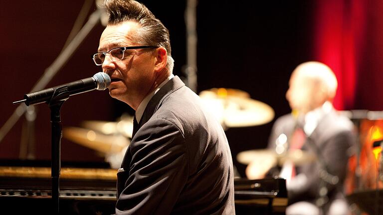 Volles Haus: Götz Alsmann und Band 2010 in der Hochschule für Musik in Würzburg. Volles Haus: Götz Alsmann und Band 2010 in der Hochschule für Musik in Würzburg.