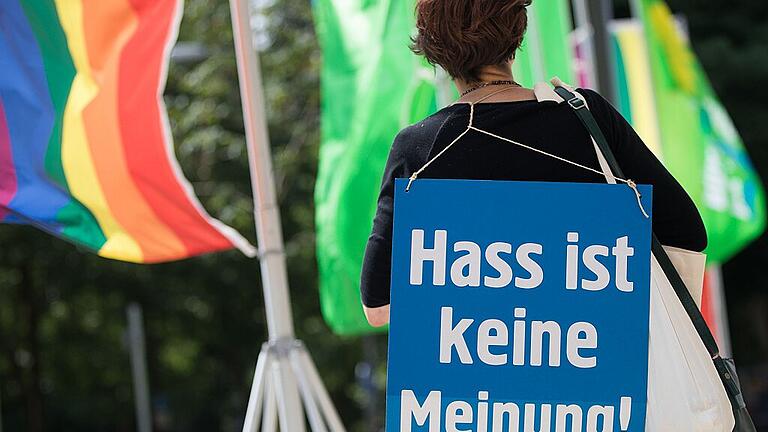 Grüne und Regierung wollen Hass im Netz stärker bekämpfen - Bei dieser Aussage gibt es keine zwei Meinungen. Auch im Landkreis Kitzingen gibt es Kommunalpolitiker, die sich Hasstiraden im Netz – und ganz persönlich – ausgesetzt sehen. Grüne und Regierung wollen Hass im Netz stärker bekämpfen - Bei dieser Aussage gibt es keine zwei Meinungen. Auch im Landkreis Kitzingen gibt es Kommunalpolitiker, die sich Hasstiraden im Netz – und ganz persönlich – ausgesetzt sehen.