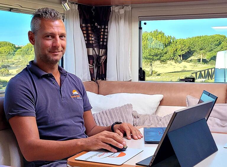 Geht bei neuen Wohnmobilen derzeit von bis zu einem Jahr Lieferzeit aus: Geschäftsführer Ralf Reiniger von der Camping Center Mainfranken GmbH in Iphofen - hier in seinem Wohnmobil, mit dem er auf einer mehrmonatigen Auslandreise ist.