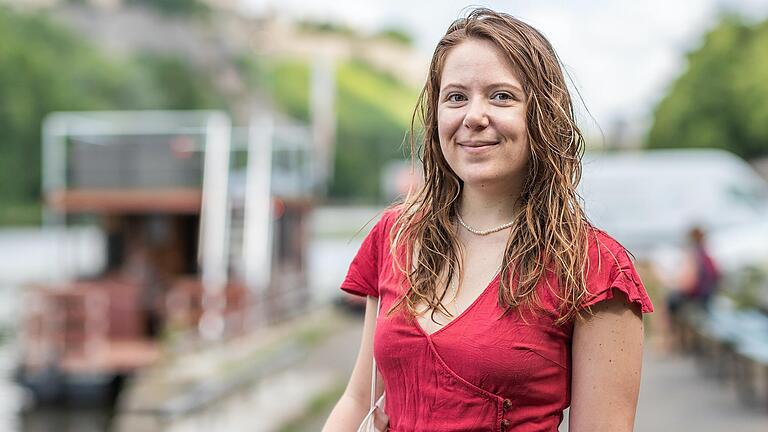 Michelle Engelbrecht aus Würzburg: 'Anfangs hatte ich die Maske noch beim Einkaufen auf, mittlerweile trage ich sie privat nur in Bus & Bahn und wo es vorgeschrieben ist.' Michelle Engelbrecht aus Würzburg: 'Anfangs hatte ich die Maske noch beim Einkaufen auf, mittlerweile trage ich sie privat nur in Bus & Bahn und wo es vorgeschrieben ist.'