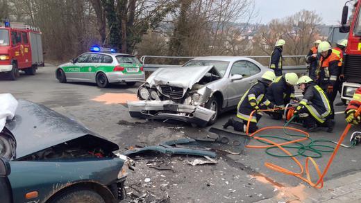 Unfall Mainbrücke       -  Frontalzusammenstoß am Ende der Mainbrücke zwischen Lengfurt und Trennfeld