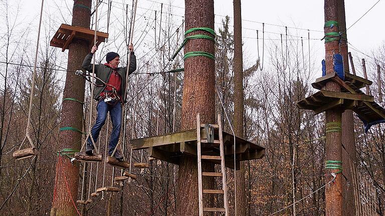 Peter Langer ist auch gerne selbst in seinem Kletterwald Einsiedel in luftiger Höhe unterwegs. Peter Langer ist auch gerne selbst in seinem Kletterwald Einsiedel in luftiger Höhe unterwegs.