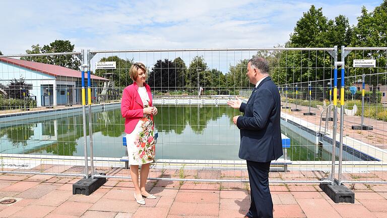 Anja Weisgerber im Gespräch mit Volkachs Bürgermeister Heiko Bäuerlein. Beide hoffen auf Wiedereröffnung des Bades im Mai 2023. Anja Weisgerber im Gespräch mit Volkachs Bürgermeister Heiko Bäuerlein. Beide hoffen auf Wiedereröffnung des Bades im Mai 2023.