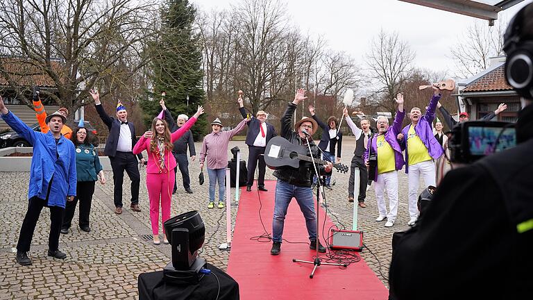 Ole Ola - auf dem roten Teppich zum Finale des Videodrehs des Röthleiner Trachtlerfaschings.