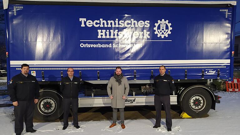 Unterstützt das THW: der Schweinfurter Bundestagsabgeordnete Markus Hümpfer (2. v.r.), auf dem Bild mit (von links) THW-Regionalstellenleiter Andreas Herold sowie den THW-Ortsbeauftragten Thomas Stengel (Gerolzhofen) und Harald Lotter (Schweinfurt). Unterstützt das THW: der Schweinfurter Bundestagsabgeordnete Markus Hümpfer (2. v.r.), auf dem Bild mit (von links) THW-Regionalstellenleiter Andreas Herold sowie den THW-Ortsbeauftragten Thomas Stengel (Gerolzhofen) und Harald Lotter (Schweinfurt).