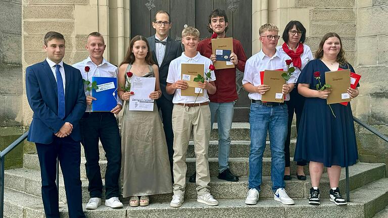 Preisträger für besondere Leistungen: Marius Abendroth (Raiffeisenbank Haßfurt), Fabian Fixel (Bester Quali Mathematik), Minu Barthelme (Technik), Tobias Lamm (Klassenleiter), Finn Hilbert (Soziales), Alexander Heinrich (Jahreszeugnis), Bastian Zull (Gesamtquali), Rita Hrebabetzky (Sparkasse Schweinfurt-Haßberge), Kathrin Klüpfel (Gesamtquali).