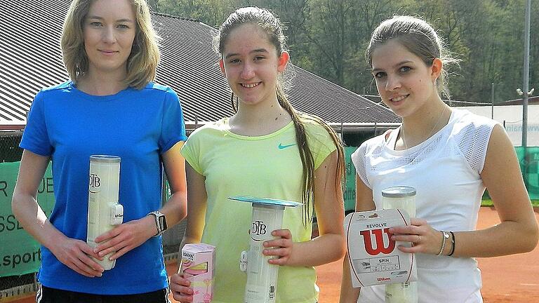 Siegerehrung der Damen (von links) Katinka Theis (TGK, 1. Nebenrunde), Sophia Mackinnon (TEC Waldau, 1.), Talina Niemann (TC Bad Vilbel, 2.).