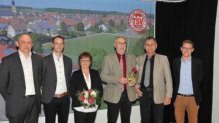 Eine besondere Ehrung gab es beim Jubiläums- und Ehrenabend des TSV Eßleben. Im Bild von links: die Vorsitzenden Georg Strobel und Oliver Graf, Irene Weis, der neue Ehrenvorsitzende Sigfried Weis, Ehrenmitglied Roland Göb und Vorsitzender Adrian Löber.