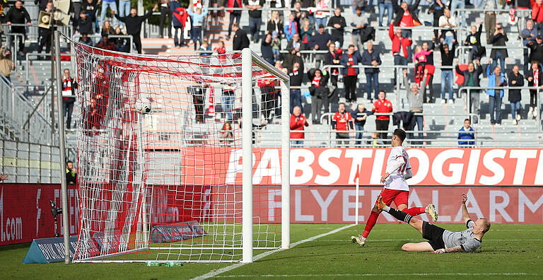 Die Entscheidung: Ivan Franjic trifft nach einem Sprint über fast den ganzen Platz ins leere Tor der Gäste zum 3:1-Endstand für die Würzburger Kickers. Die Entscheidung: Ivan Franjic trifft nach einem Sprint über fast den ganzen Platz ins leere Tor der Gäste zum 3:1-Endstand für die Würzburger Kickers.