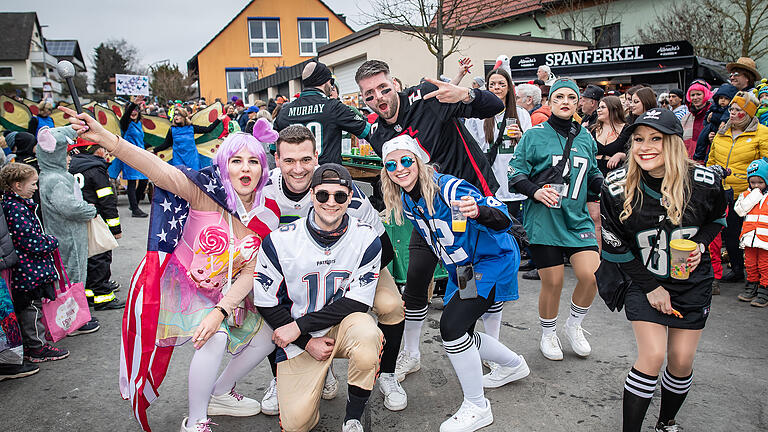 Viele Närrinnen und Narren ziehen am Sonntag (12.02.23) in vielen Gruppen durch die Innenstadt von Retzbach. Beim Faschingszug  beteiligten sich Spielmannszüge, Musikgruppen und Kapellen.