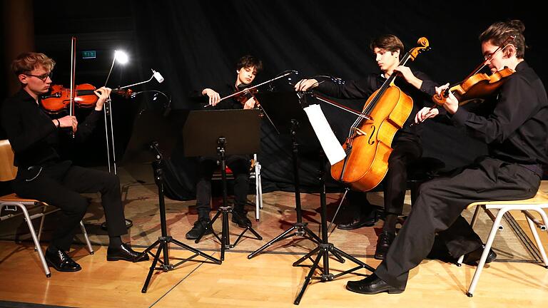 Ein Meisterwerk bot das Streichquartett mit Jason Ackermann (Viola) und Julius Bien (Violoncello), beide Q 11, mit ihren Gastmusikern vom Würzburger Grünewald-Gymnasium  Leo Strömer und Elias Ziegler (beide Violine) mit dem 'Quartett in B-Dur, Allegro assai' von Antonio Rosetti  und '12.Quartett, IV.Satz, Finale: vivace ma non troppo' von Anton Dvorak. Das Quartett kam frisch vom Landeswettbewerb 'Jugend musiziert' aus Passau. .