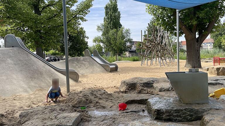 Der Spielplatz am Kitzinger Gartenschaugelände bietet Rutschen, Klettergerüst und natürlich ganz viel Möglichkeit zum Matschen. Der Spielplatz am Kitzinger Gartenschaugelände bietet Rutschen, Klettergerüst und natürlich ganz viel Möglichkeit zum Matschen. 