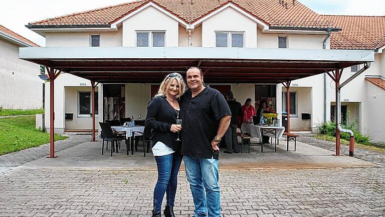 Die „Pioniere“ Stefan Schweser und Martina Meyer sind die ersten Eigentümer, die in ein Reiheneckhaus in den Marshall Heights eingezogen sind. Damit kehrt in der seit 2006 leerstehenden ehemaligen US-Wohnsiedlung wieder Leben ein. Das Bild zeigt die beiden 48-Jährigen vor ihren Reihenhaus mit der Nummer 385 A. Die „Pioniere“ Stefan Schweser und Martina Meyer sind die ersten Eigentümer, die in ein Reiheneckhaus in den Marshall Heights eingezogen sind. Damit kehrt in der seit 2006 leerstehenden ehemaligen US-Wohnsiedlung wieder Leben ein. Das Bild zeigt die beiden 48-Jährigen vor ihren Reihenhaus mit der Nummer 385 A.