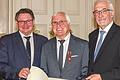 Peter Honecker bekam das Verdienstkreuz am Bande des Verdienstordens der Bundesrepublik Deutschland durch Staatssekretär Gerhard Eck und Regierungspräsident Paul Beinhofer verliehen.