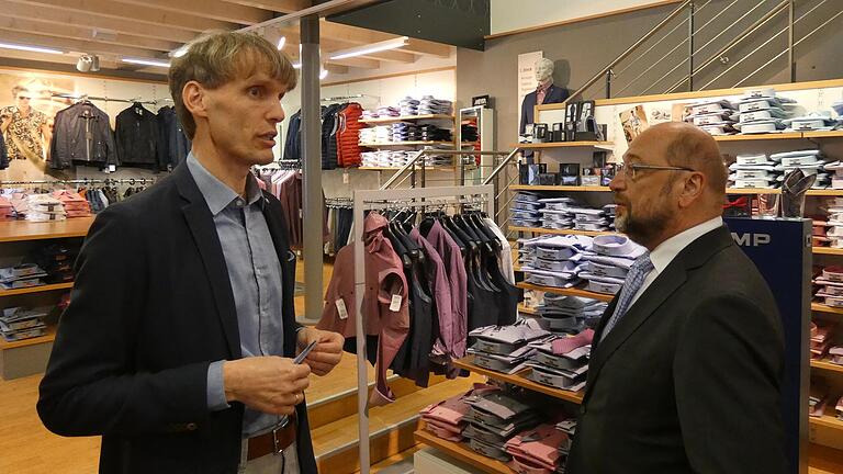 'Das Weihnachtsgeschäft ist nicht kompensierbar', sagt Manfred Schweiger (links), der zwei Fachgeschäfte für Herren- und Damenmode in der Haßfurter Altstadt betreibt. Im Rahmen einer Veranstaltung besuchte im Mai 2019 auch der ehemalige SPD-Kanzlerkandidat Martin Schulz (rechts) den Laden und sprach mit dem Geschäftsinhaber über die Lage des Einzelhandels. 'Das Weihnachtsgeschäft ist nicht kompensierbar', sagt Manfred Schweiger (links), der zwei Fachgeschäfte für Herren- und Damenmode in der Haßfurter Altstadt betreibt. Im Rahmen einer Veranstaltung besuchte im Mai 2019 auch der ehemalige SPD-Kanzlerkandidat Martin Schulz (rechts) den Laden und sprach mit dem Geschäftsinhaber über die Lage des Einzelhandels.