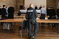 Vier Männer aus Unterfranken sind wegen bandenmäßigen Betrugs angeklagt. Sie haben Schneeball-Geschäfte mit Kunden der Apotheker- und Ärztebank gemacht. Der Prozess hat am Mittwoch in Würzburg begonnen - zum Schutz vor Corona nicht in einem der kleinen Sitzungssäle des Landgerichts, sondern in der Festscheune am Wöllrieder Hof.